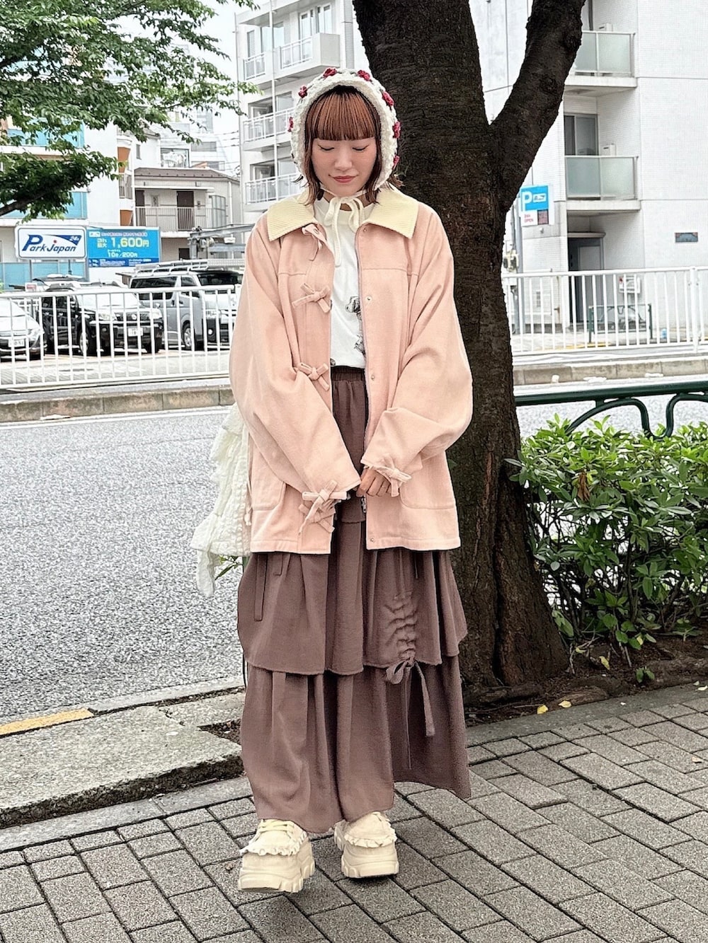 ピンク系のブルゾン、ホワイト系のTシャツ/カットソー、ブラウン系のスカートを着用したレディースの夏コーディネートの3枚目の写真