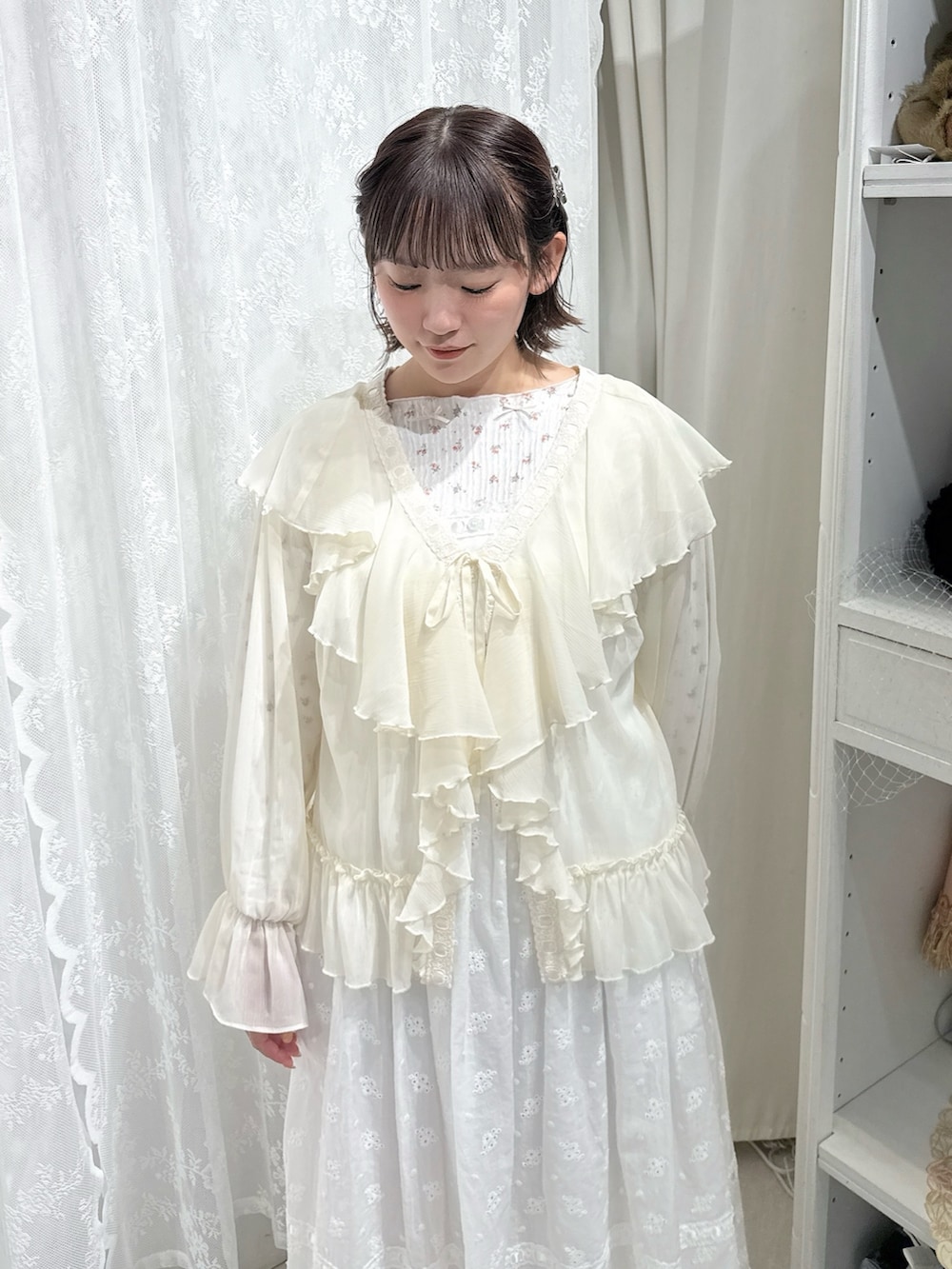 ホワイト系のカーディガン/ボレロ、ピンク系のTシャツ/カットソー、ホワイト系のワンピースを着用したレディースの秋コーディネートの5枚目の写真