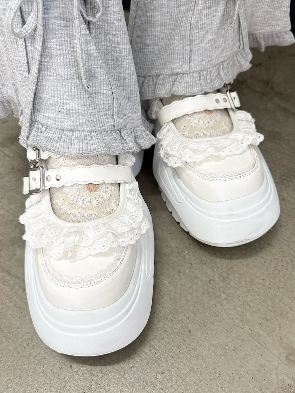 ホワイト系のワンピース、グレー系のその他パンツ、ホワイト系のスニーカーを着用したレディースの春コーディネートの8枚目の写真