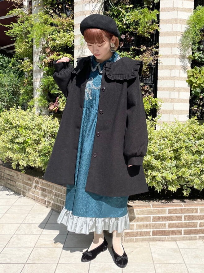 ブラック系のその他アウター、ブラック系のその他シューズ、グリーン系のワンピースを着用したレディースの秋コーディネートの2枚目の写真