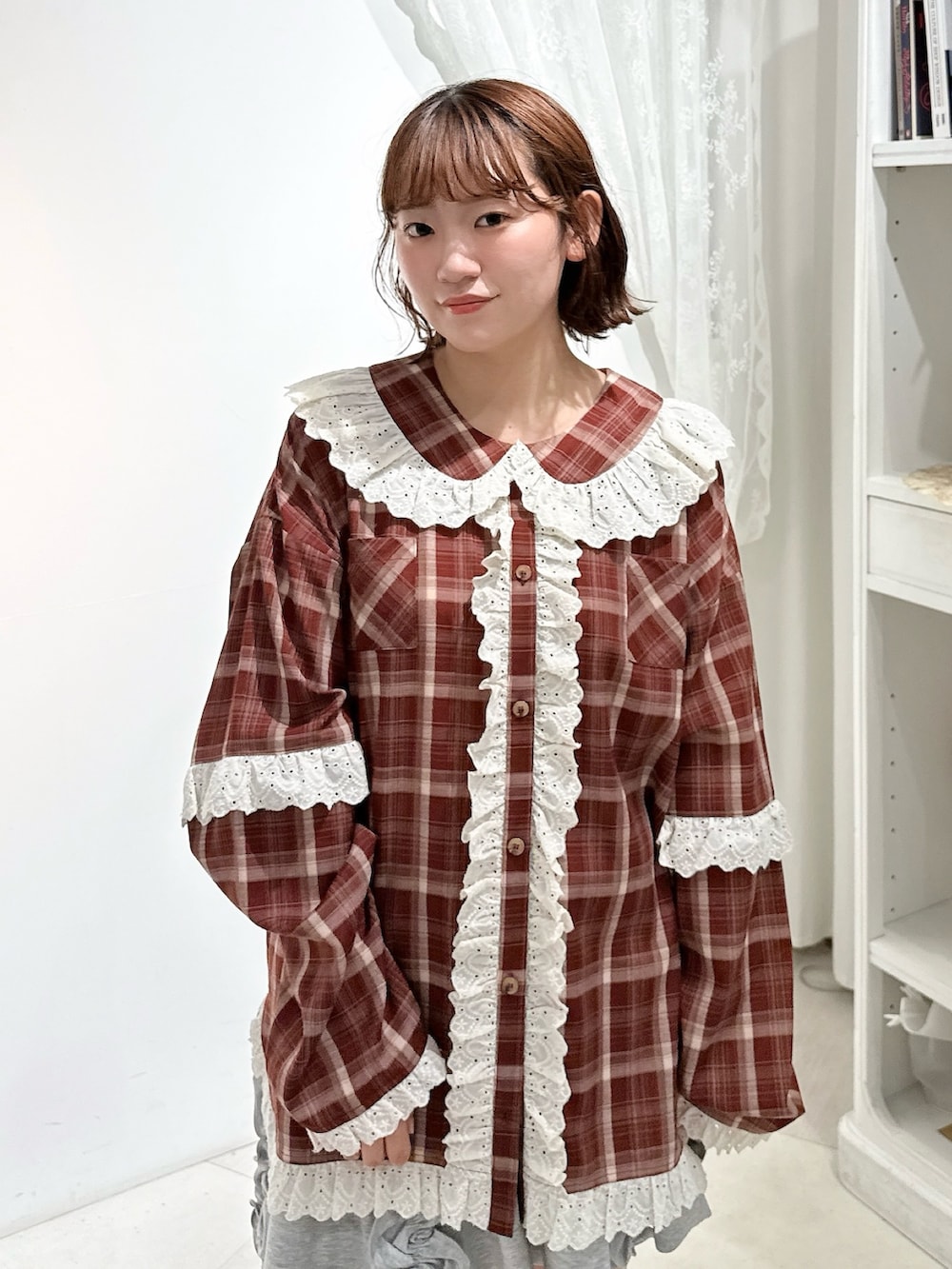 レッド系のシャツ/ブラウス、ベージュ系のショルダーバッグ、グレー系のスカートを着用したレディースの夏コーディネートの4枚目の写真