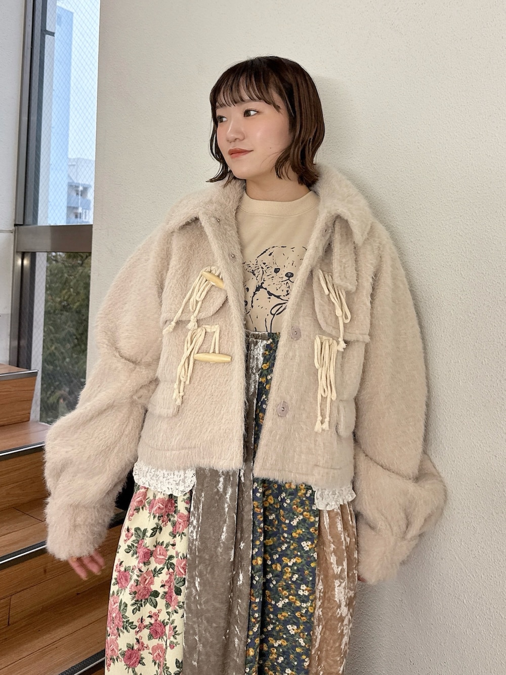 ピンク系のワンピース、ベージュ系のスウェット、ベージュ系のブーツを着用したレディースの秋コーディネートの4枚目の写真