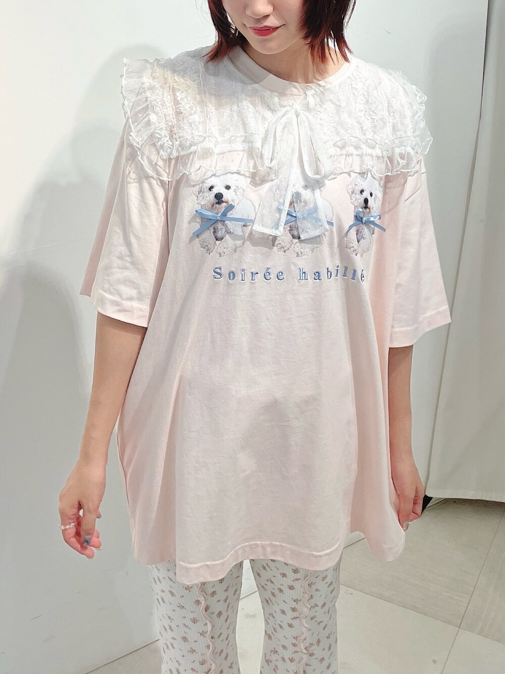 ホワイト系のトートバッグ、ピンク系のTシャツ/カットソー、ピンク系のスウェットパンツを着用したレディースの夏コーディネートの6枚目の写真