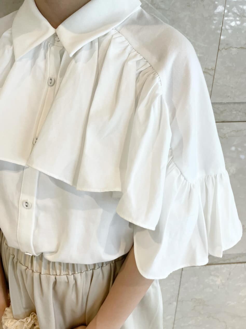 ホワイト系のスカート、ホワイト系のパンプスを着用したレディースの夏コーディネートの5枚目の写真