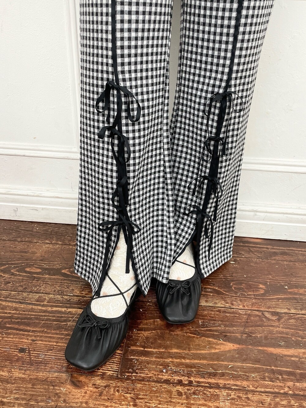 ホワイト系のシャツ/ブラウス、ブラック系のスラックス、ブラック系のバレエシューズを着用したレディースの夏コーディネートの6枚目の写真