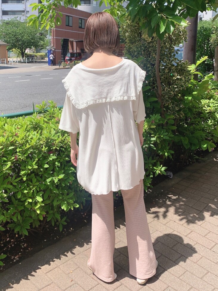 ピンク系のその他パンツ、ホワイト系のサンダル、ホワイト系のTシャツ/カットソーを着用したレディースの春コーディネートの3枚目の写真