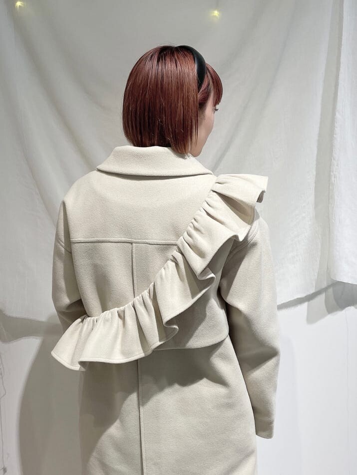 ブラウン系のスカート、ピンク系のニット/セーター、ピンク系のブーツを着用したレディースの秋コーディネートの4枚目の写真