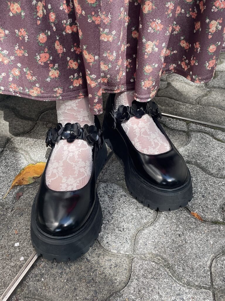 ブラウン系のスカート、ベージュ系のシャツ/ブラウス、レッド系のTシャツ/カットソーを着用したレディースの秋コーディネートの7枚目の写真