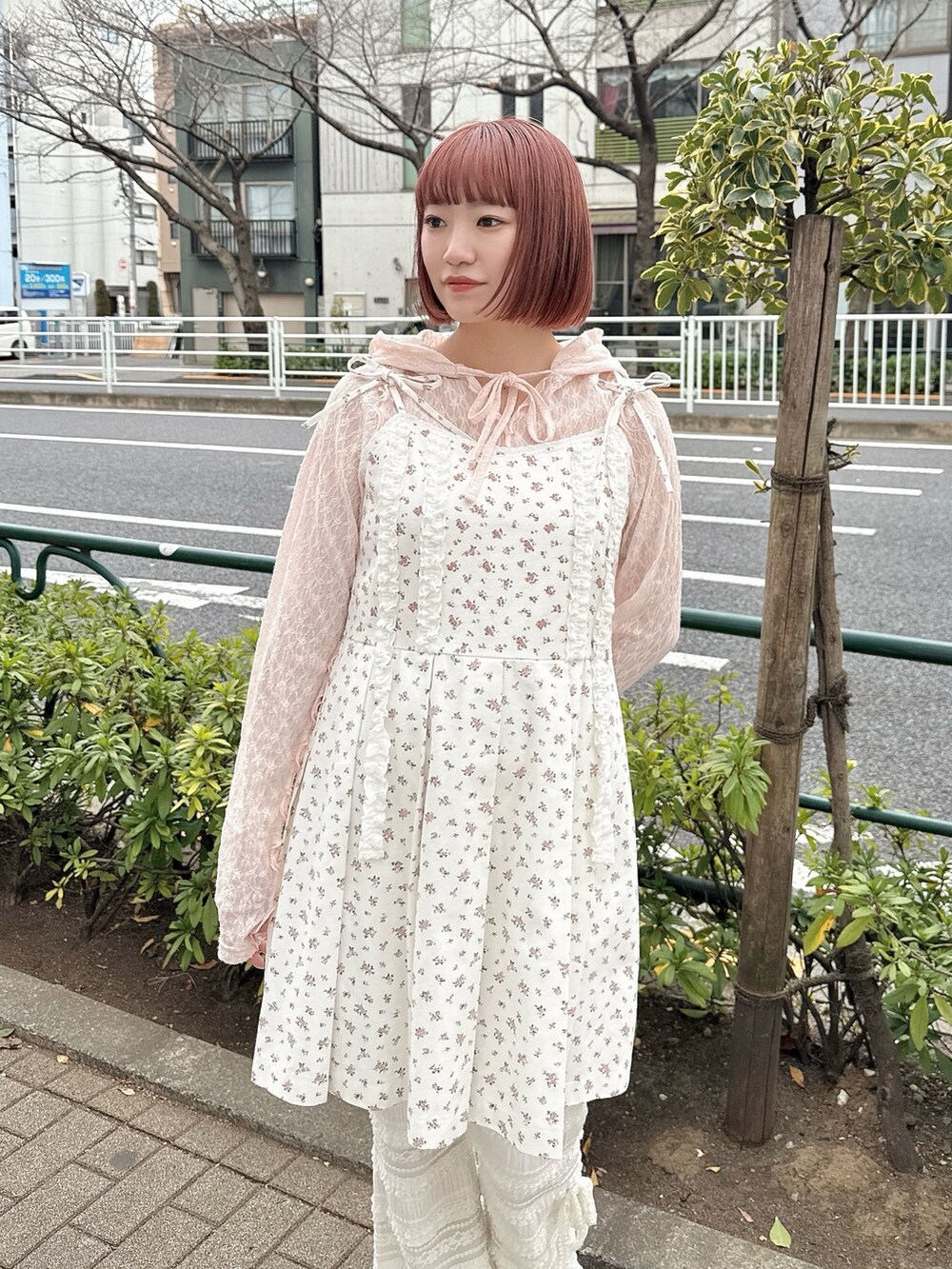 ホワイト系のローファー、ホワイト系のワンピース、ピンク系のTシャツ/カットソーを着用したレディースの春コーディネートの5枚目の写真