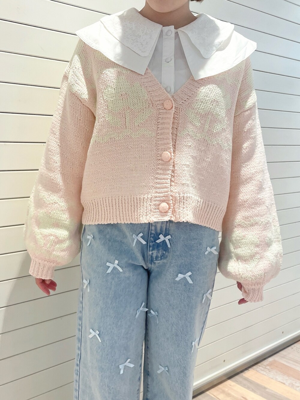 ブルー系のデニムパンツ、ピンク系のカーディガン/ボレロ、ホワイト系のシャツ/ブラウスを着用したレディースの冬コーディネートの5枚目の写真