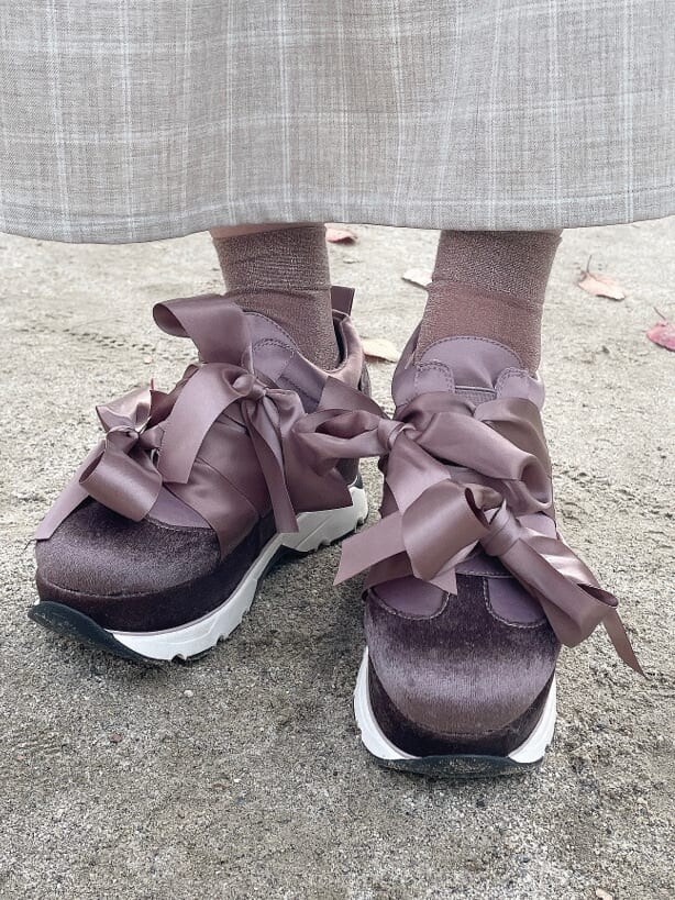 ブラック系のTシャツ/カットソー、パープル系のスニーカー、ベージュ系のワンピースを着用したレディースの冬コーディネートの5枚目の写真