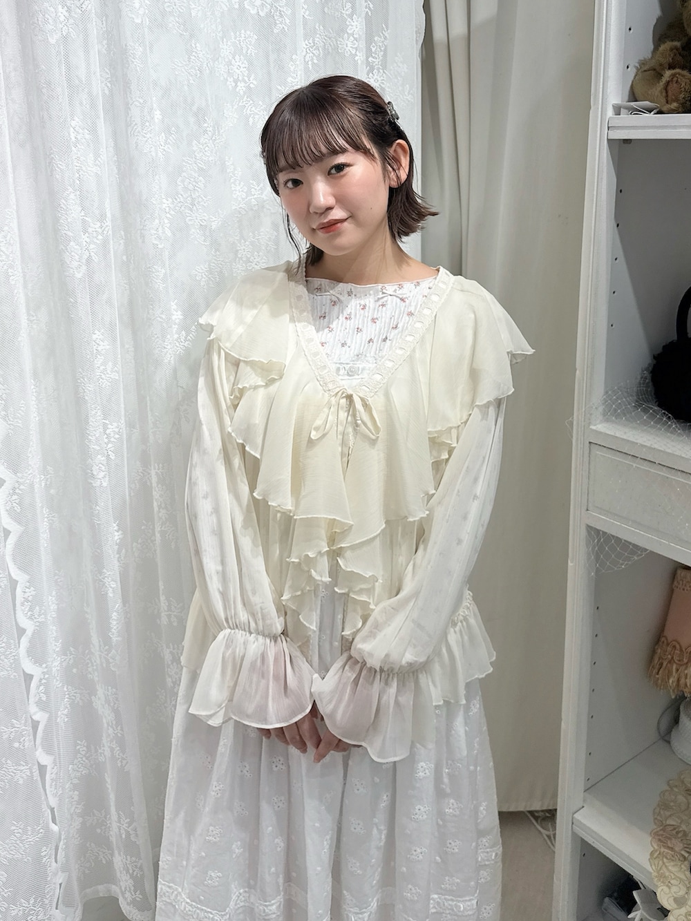 ホワイト系のカーディガン/ボレロ、ピンク系のTシャツ/カットソー、ホワイト系のワンピースを着用したレディースの秋コーディネートの4枚目の写真