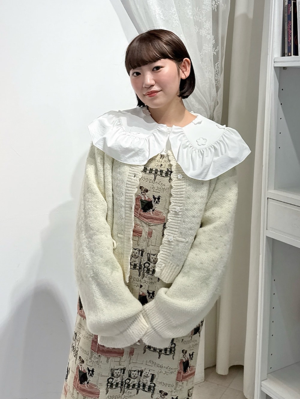 ベージュ系のジャンパースカート、ホワイト系のシャツ/ブラウス、ホワイト系のカーディガン/ボレロを着用したレディースの夏コーディネートの6枚目の写真