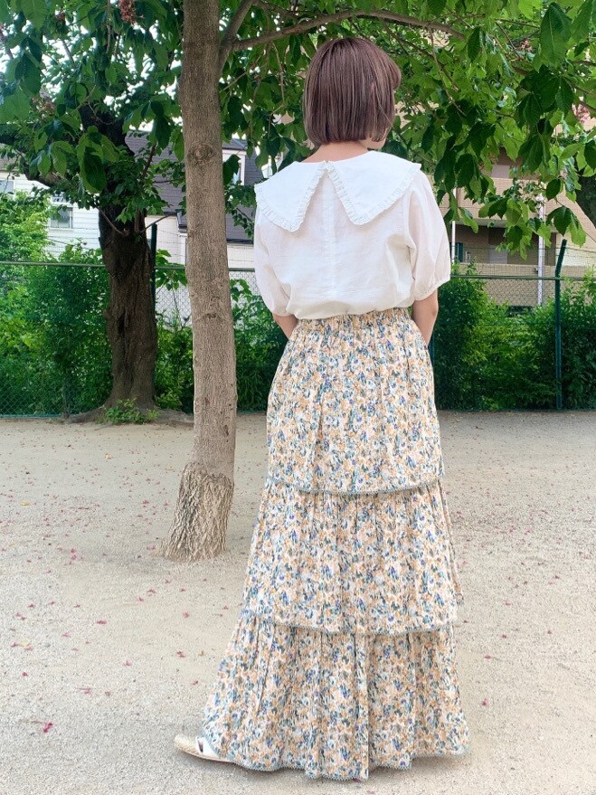 ベージュ系のパンプス、ホワイト系のシャツ/ブラウスを着用したレディースの春コーディネートの3枚目の写真