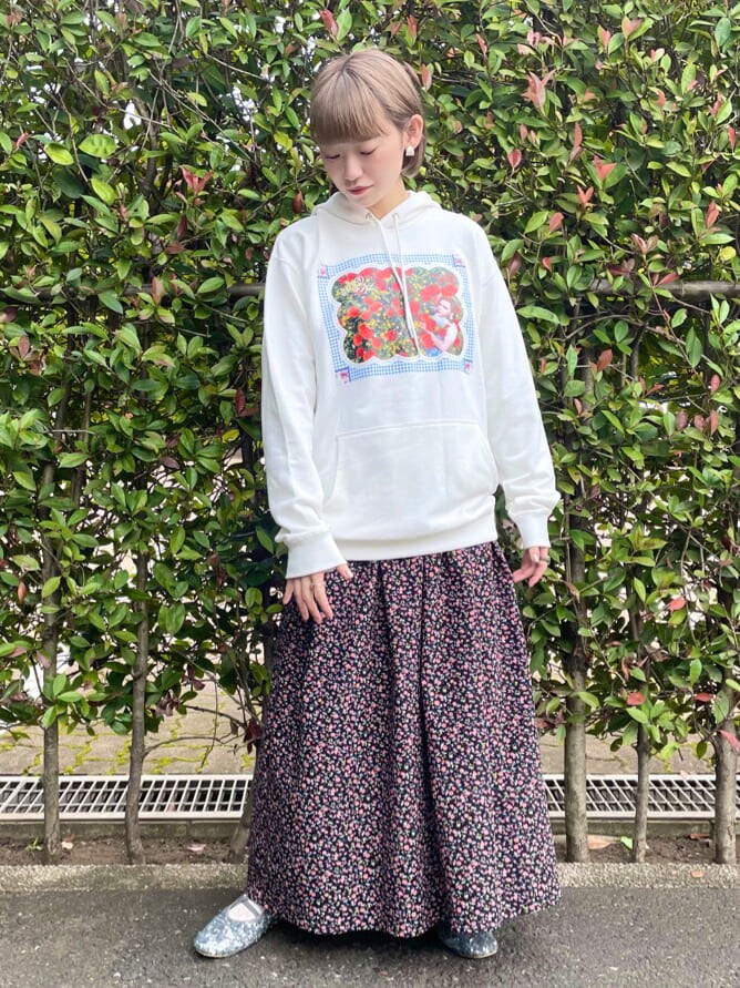 ブラック系のワンピース、シルバー系のその他シューズ、ホワイト系のパーカーを着用したレディースの夏コーディネートの2枚目の写真