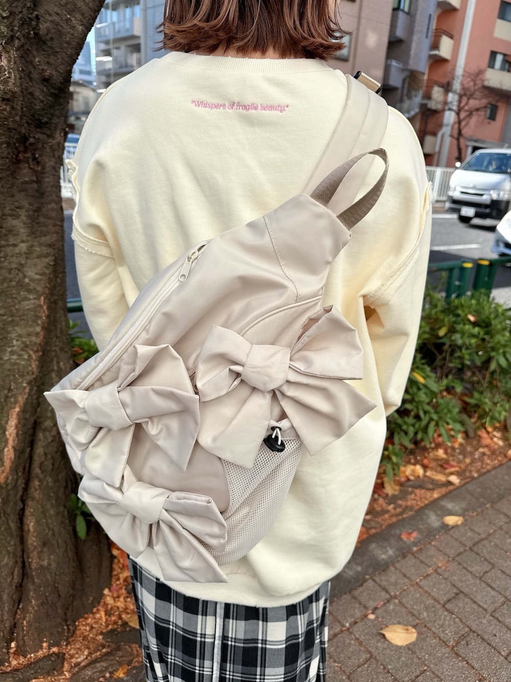 ベージュ系のスウェット、ベージュ系のショルダーバッグ、ベージュ系のスカートを着用したレディースの冬コーディネートの6枚目の写真