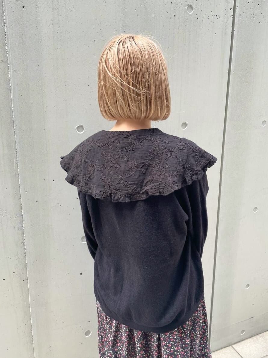 ブラック系のカーディガン/ボレロ、ブラック系のワンピース、ブラック系のその他シューズを着用したレディースの秋コーディネートの6枚目の写真