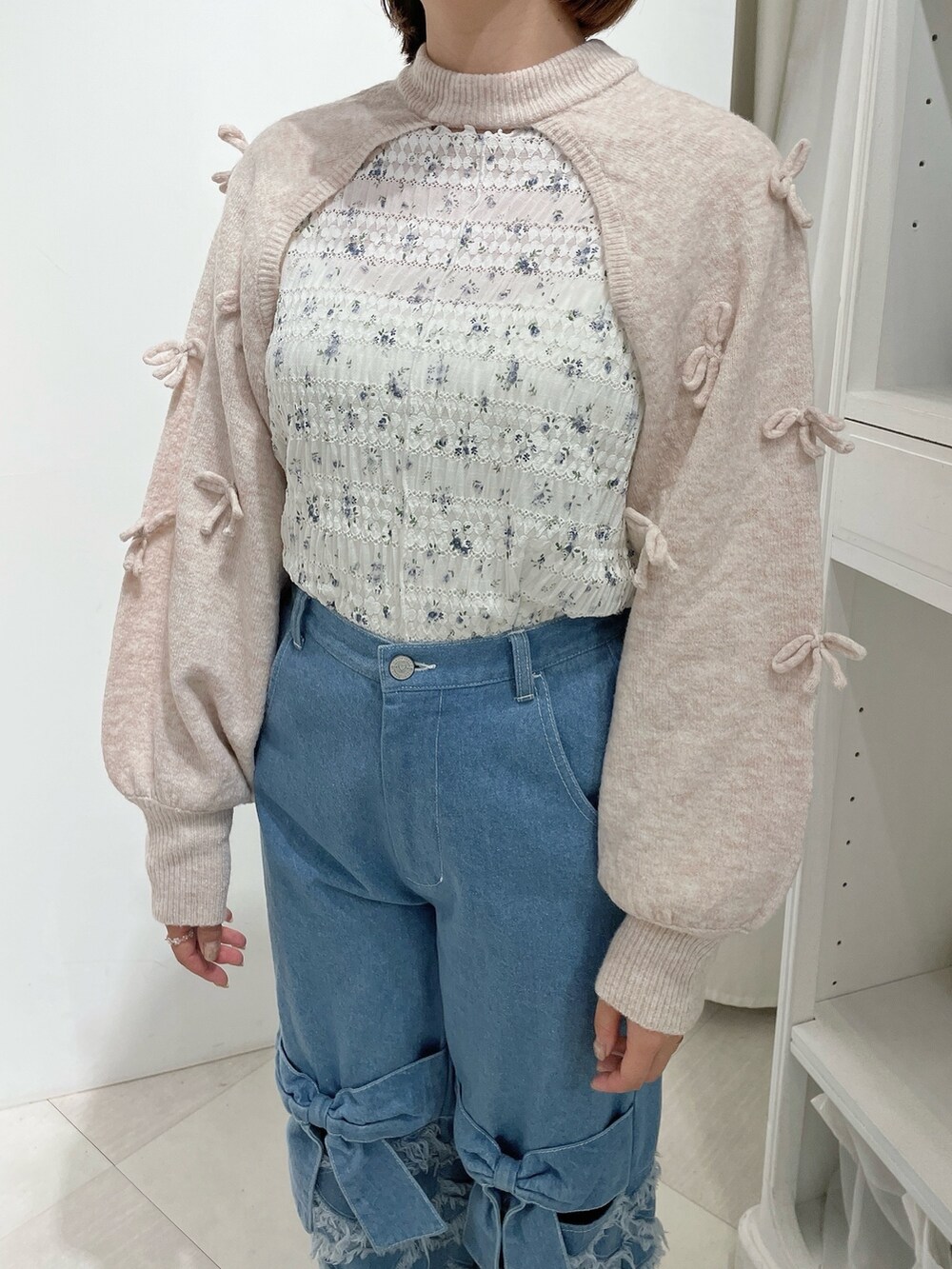 ホワイト系のTシャツ/カットソー、ピンク系のカーディガン/ボレロ、ブルー系のデニムパンツを着用したレディースの春コーディネートの4枚目の写真