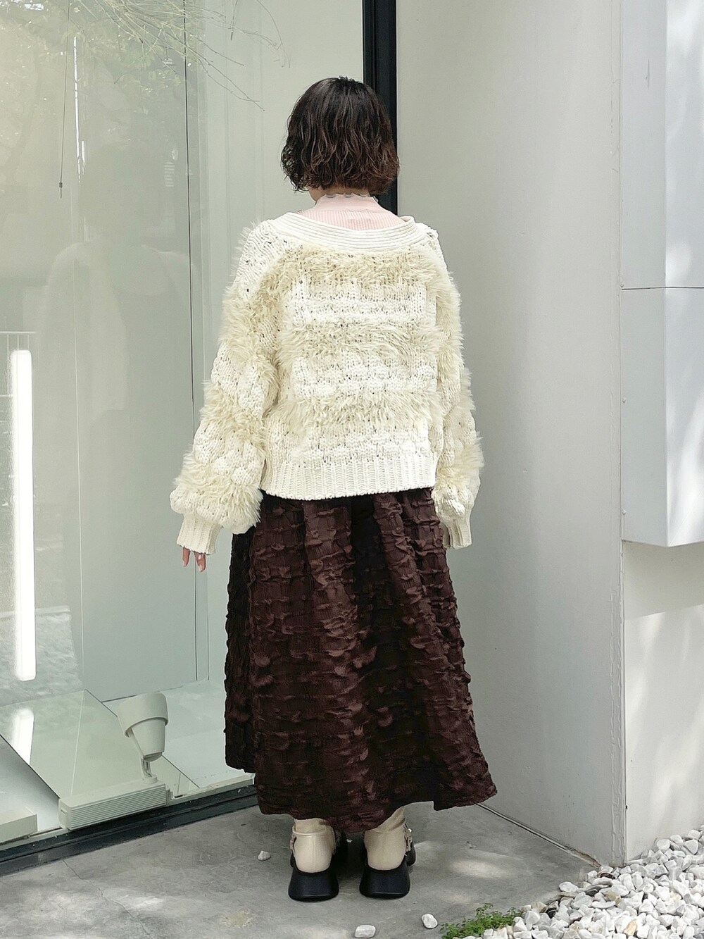 ピンク系のニット/セーター、ホワイト系のカーディガン/ボレロ、ブラウン系のワンピースを着用したレディースの秋コーディネートの4枚目の写真