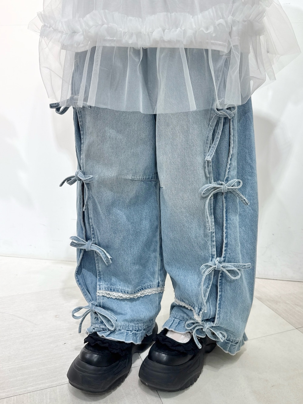 ホワイト系のTシャツ/カットソー、ホワイト系のチュニック、ブルー系のデニムパンツを着用したレディースの春コーディネートの6枚目の写真