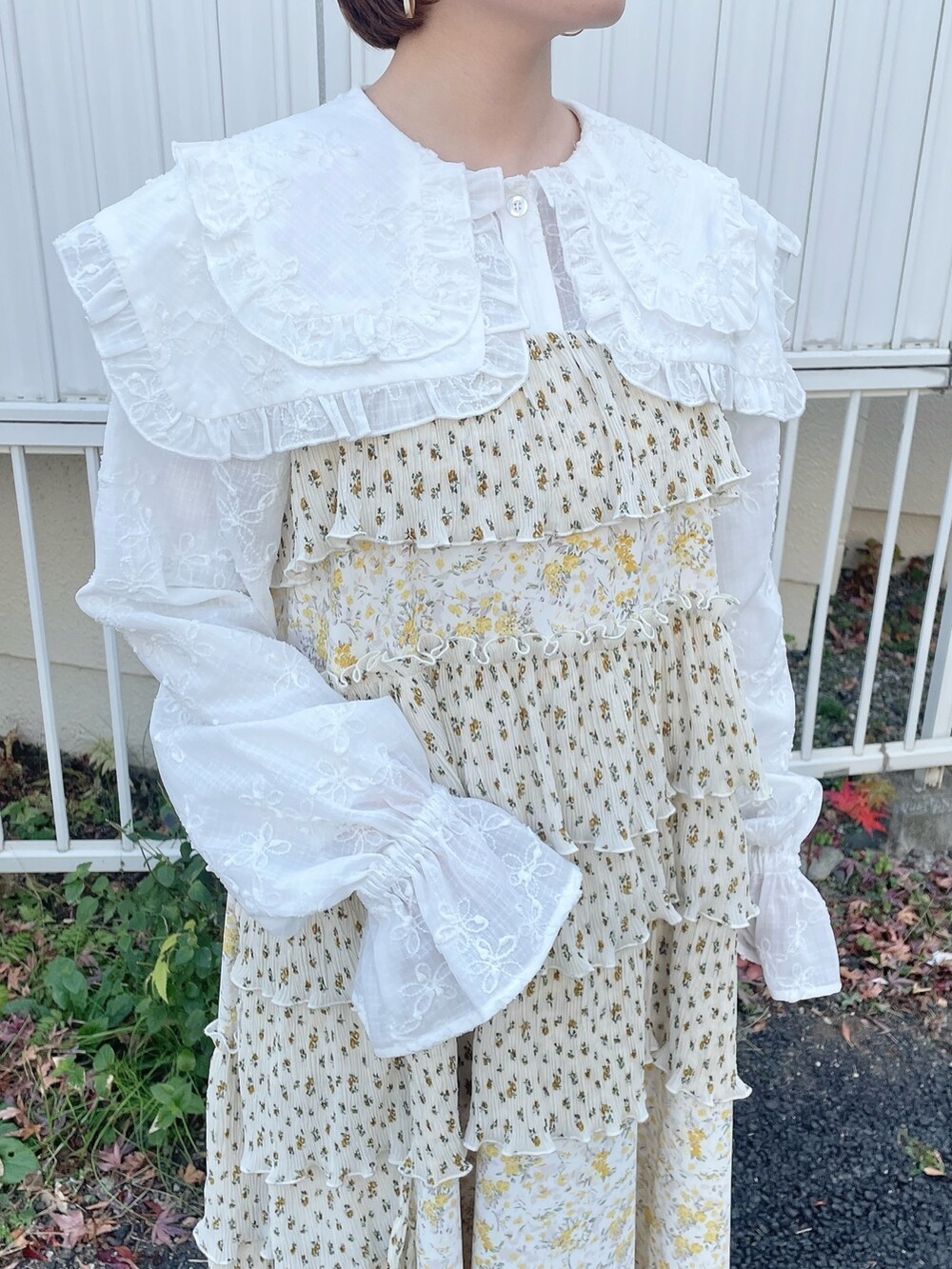 ホワイト系のシャツ/ブラウス、その他のワンピース、ホワイト系のショルダーバッグを着用したレディースの冬コーディネートの7枚目の写真