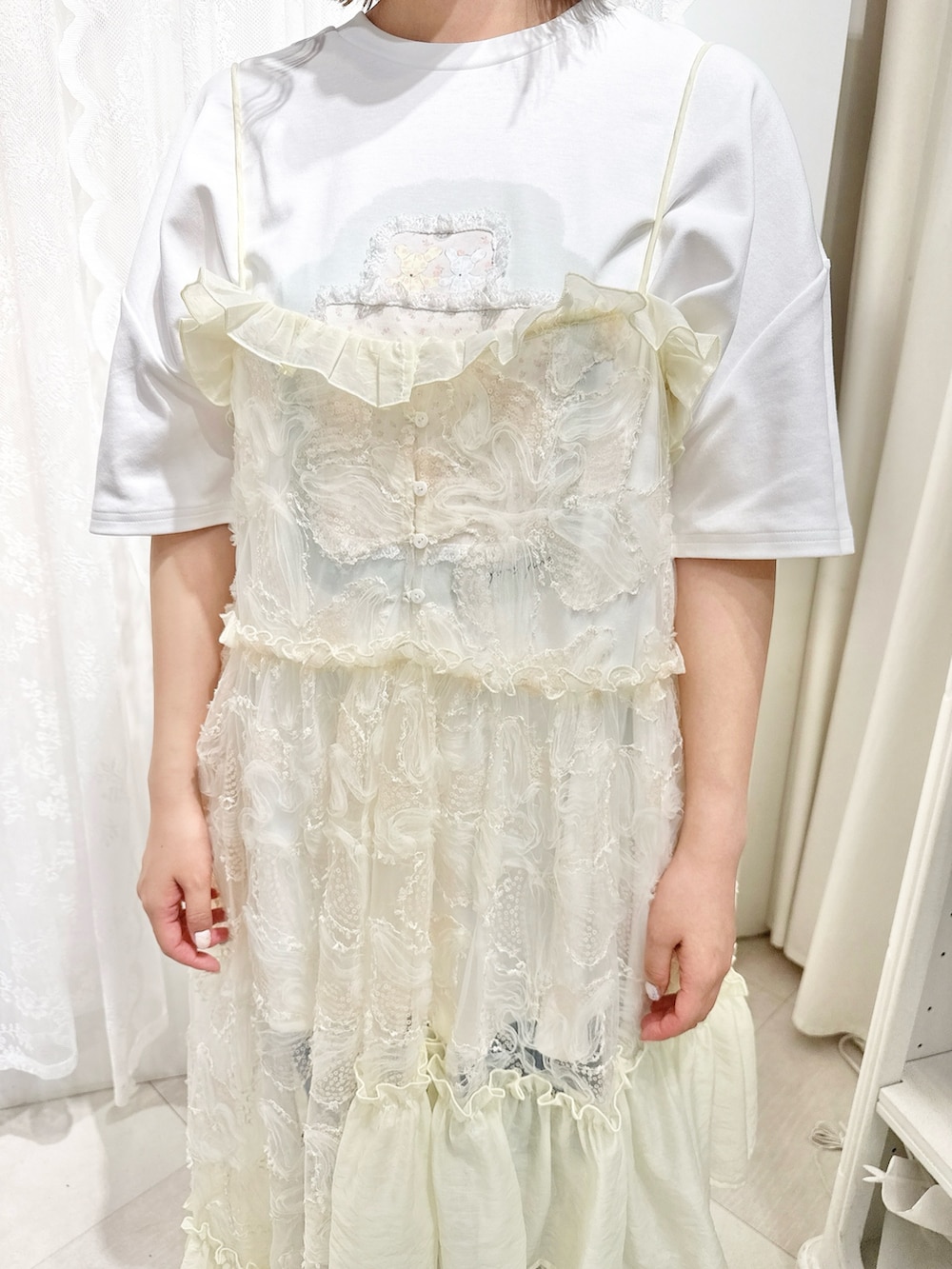 その他のハンドバッグ、ホワイト系のワンピース、ホワイト系のTシャツ/カットソーを着用したレディースの夏コーディネートの8枚目の写真