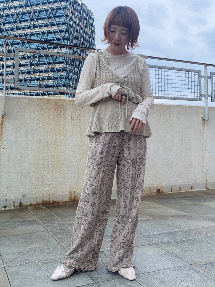 ベージュ系のその他パンツ、ホワイト系のその他シューズ、ベージュ系のニット/セーターを着用したレディースの春コーディネートの2枚目の写真