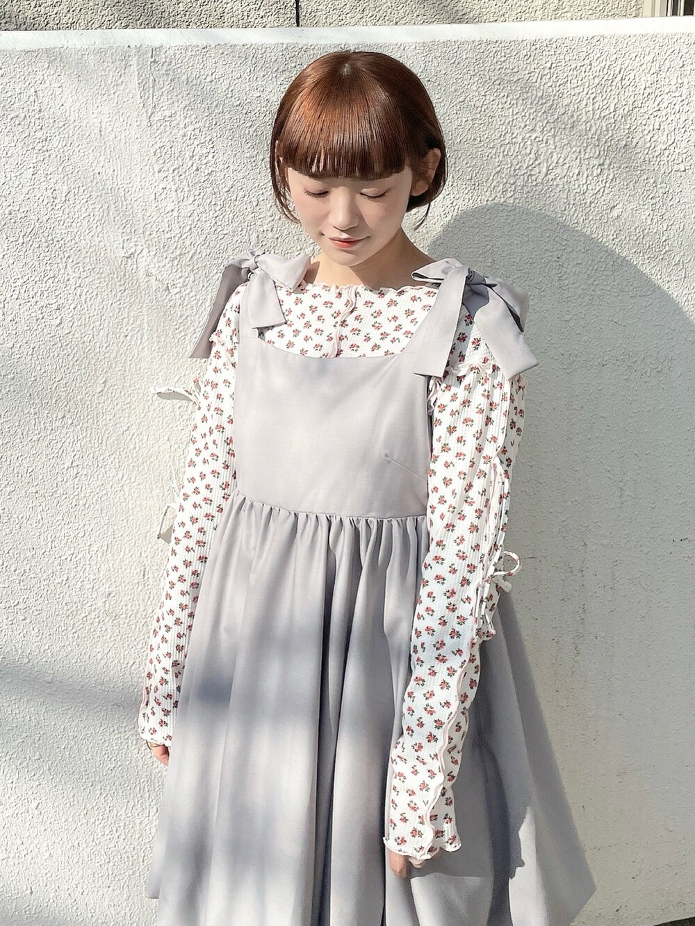 ピンク系のTシャツ/カットソー、グレー系のワンピース、ホワイト系のバレエシューズを着用したレディースの冬コーディネートの3枚目の写真