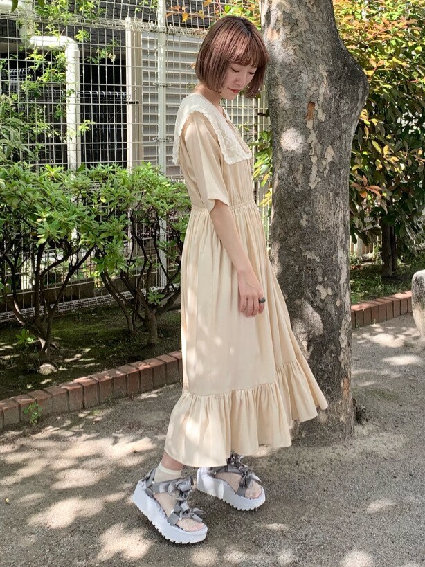 ホワイト系のワンピースを着用したレディースの春コーディネートの3枚目の写真