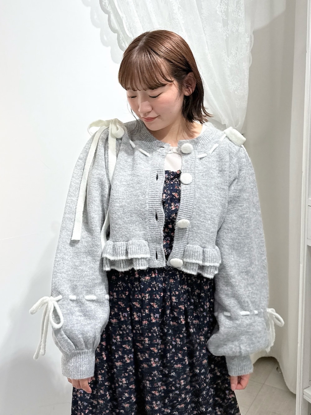 グレー系のカーディガン/ボレロ、ホワイト系のTシャツ/カットソー、ホワイト系のショルダーバッグを着用したレディースの秋コーディネートの5枚目の写真