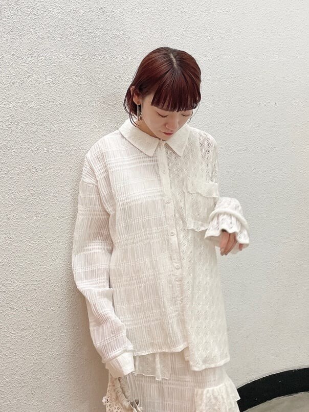 ホワイト系のシャツ/ブラウス、ホワイト系のスカート、ホワイト系のブーツを着用したレディースの夏コーディネートの6枚目の写真