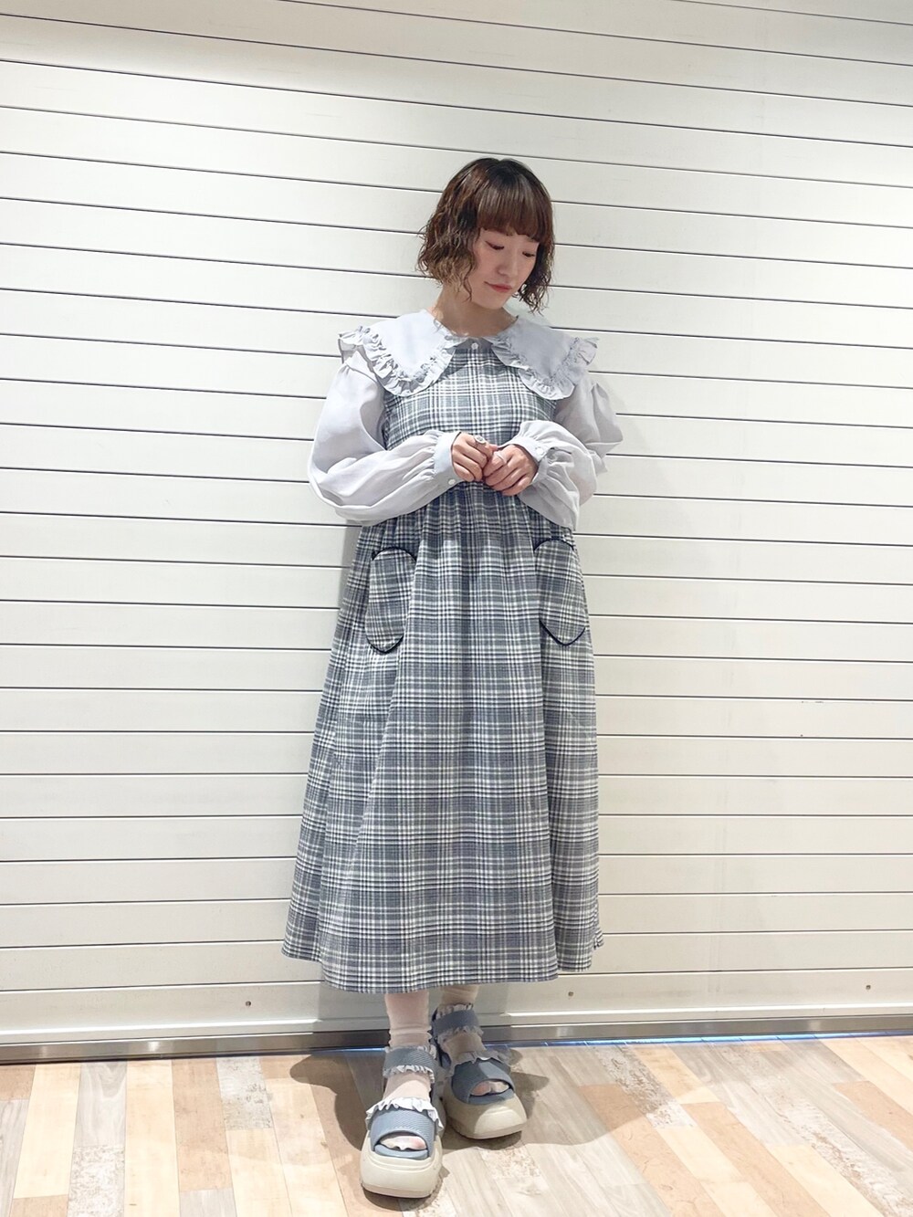 ブルー系のシャツ/ブラウス、ブラック系のワンピース、ブルー系のサンダルを着用したレディースの夏コーディネートの2枚目の写真