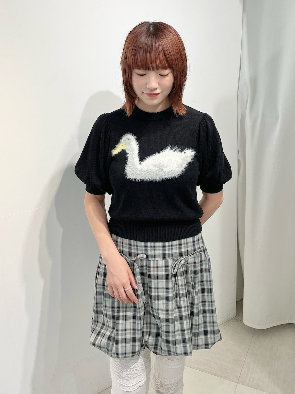 グレー系のスカート、ブラック系のニット/セーター、ブラック系のバレエシューズを着用したレディースの夏コーディネートの6枚目の写真
