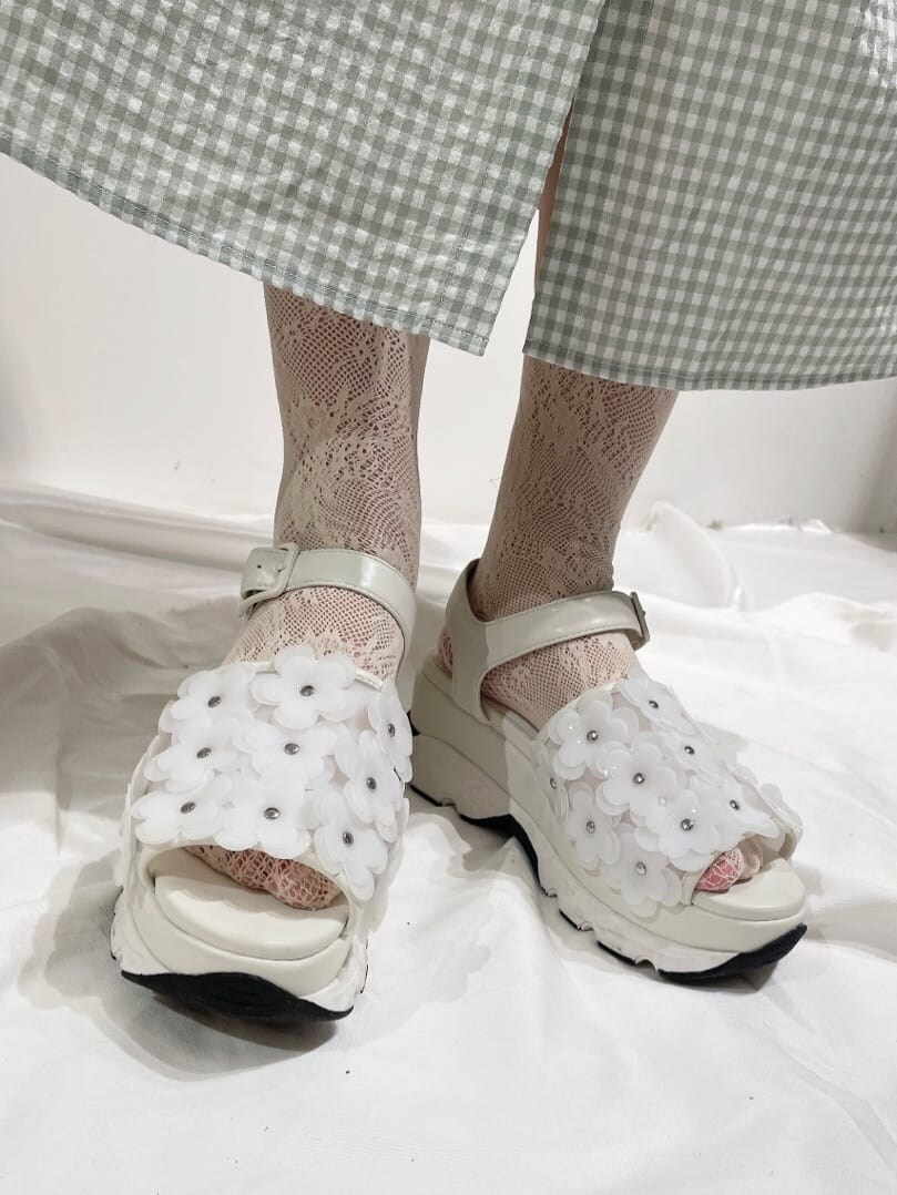 ホワイト系のサンダル、ホワイト系のショルダーバッグ、グリーン系のワンピースを着用したレディースの春コーディネートの6枚目の写真