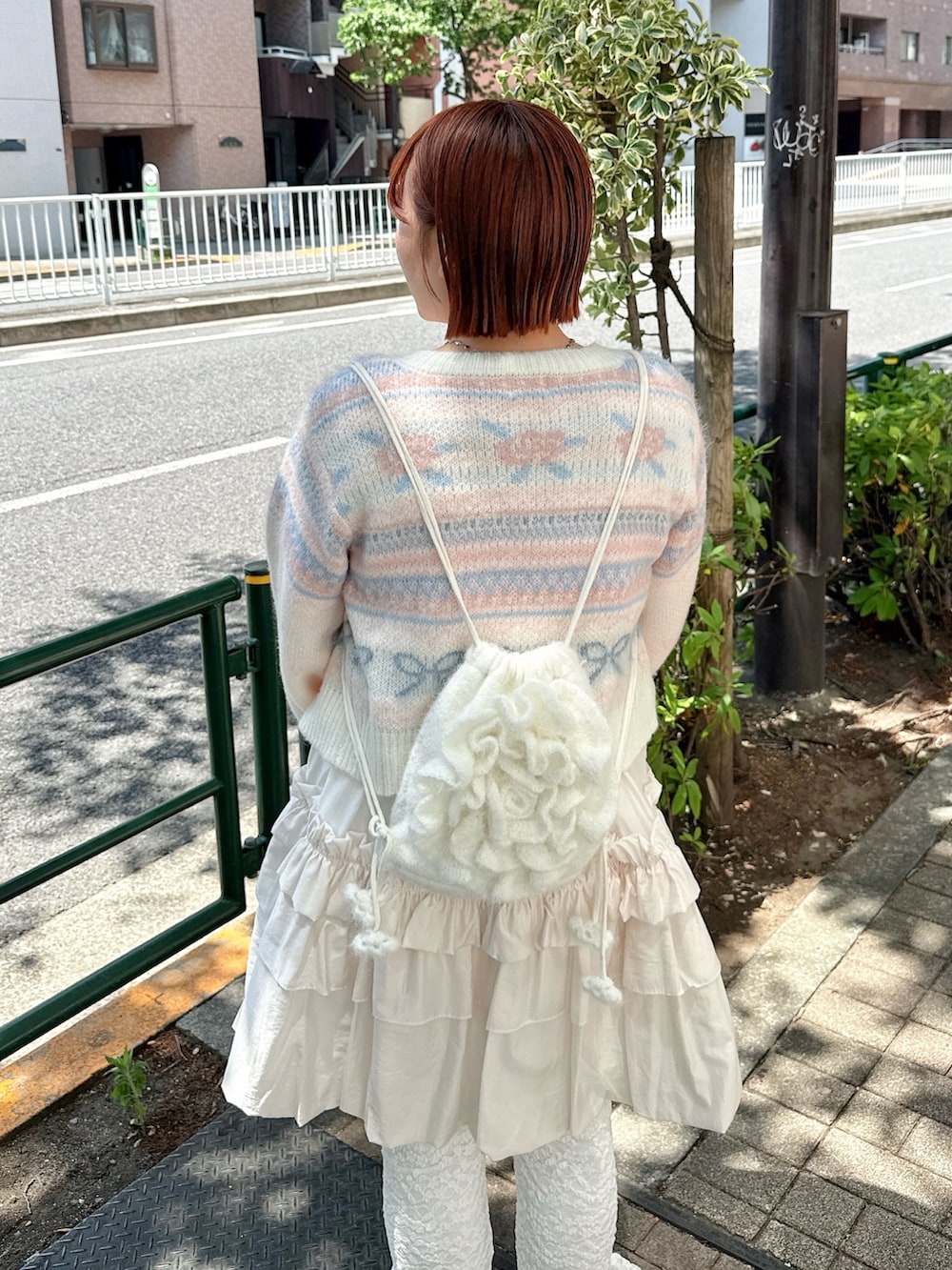 ホワイト系のカーディガン/ボレロ、ホワイト系のその他パンツ、ホワイト系のTシャツ/カットソーを着用したレディースの春コーディネートの5枚目の写真