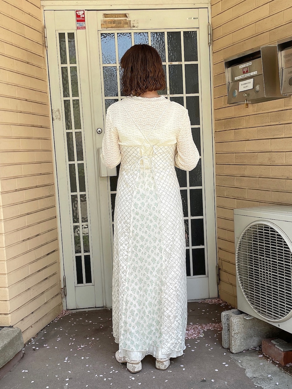 グリーン系のワンピース、ピンク系のシャツ/ブラウス、ホワイト系のTシャツ/カットソーを着用したレディースの春コーディネートの6枚目の写真