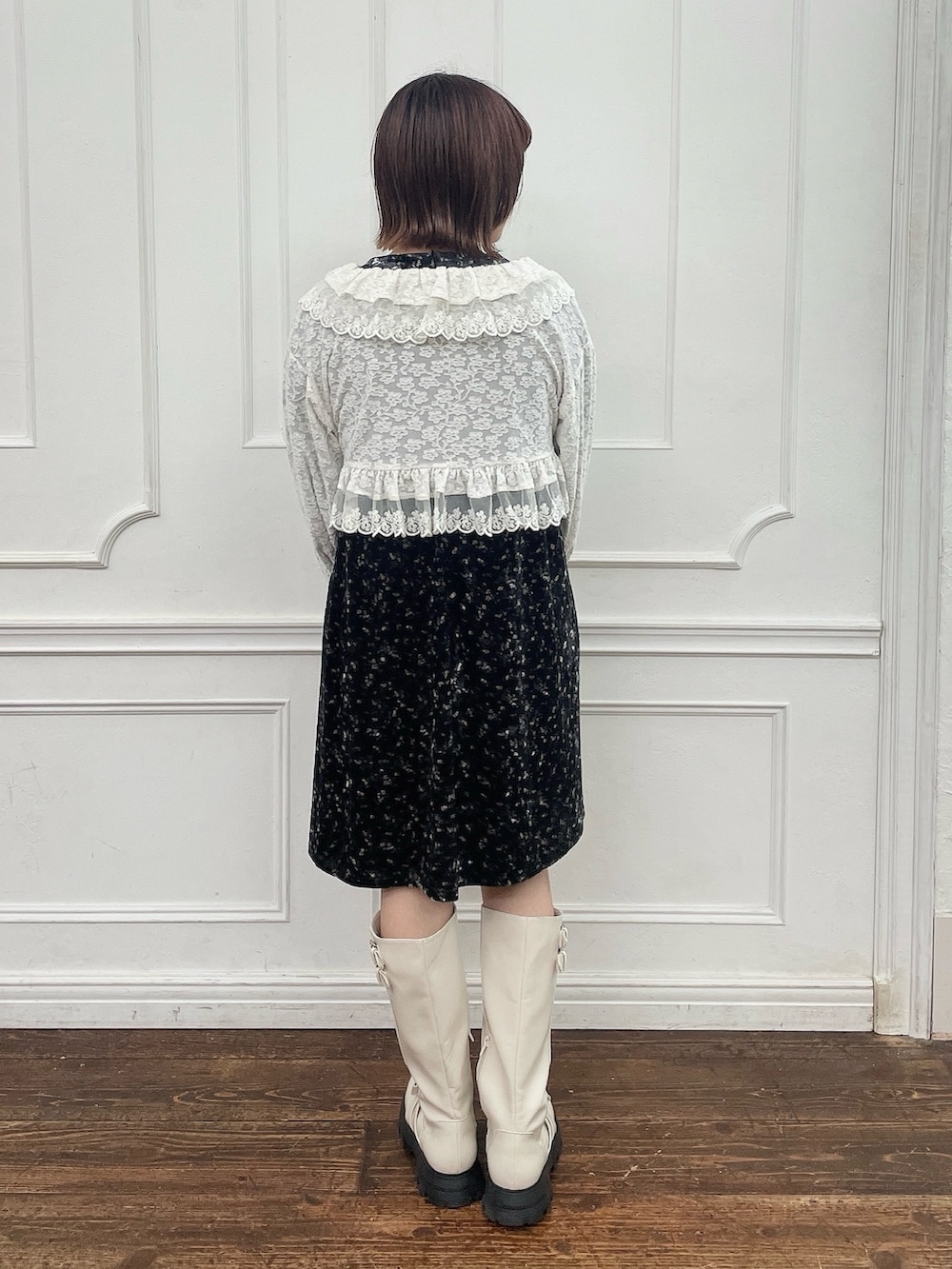 ホワイト系のシャツ/ブラウス、ブラック系のワンピース、ホワイト系のブーツを着用したレディースの夏コーディネートの4枚目の写真