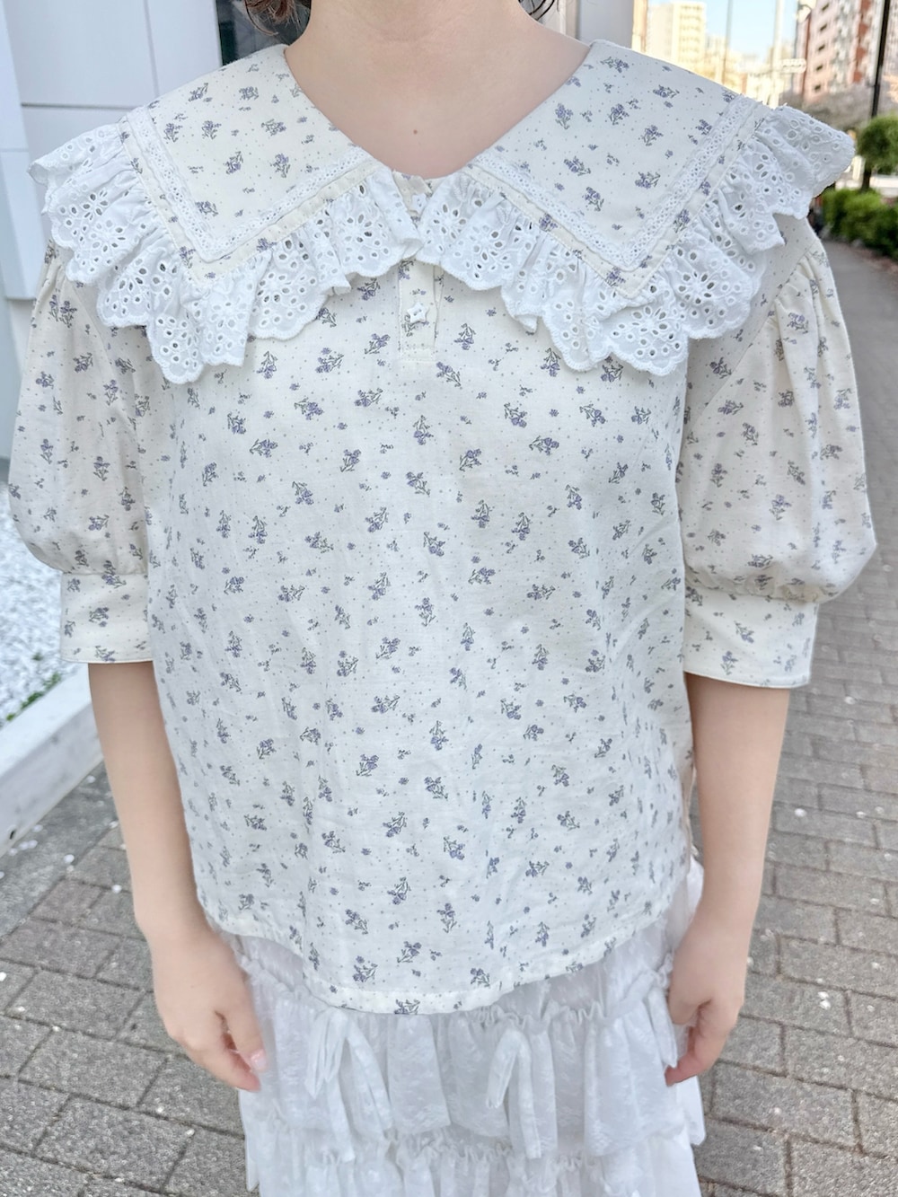 その他のシャツ/ブラウス、ピンク系のハンドバッグ、ホワイト系のスカートを着用したレディースの春コーディネートの6枚目の写真
