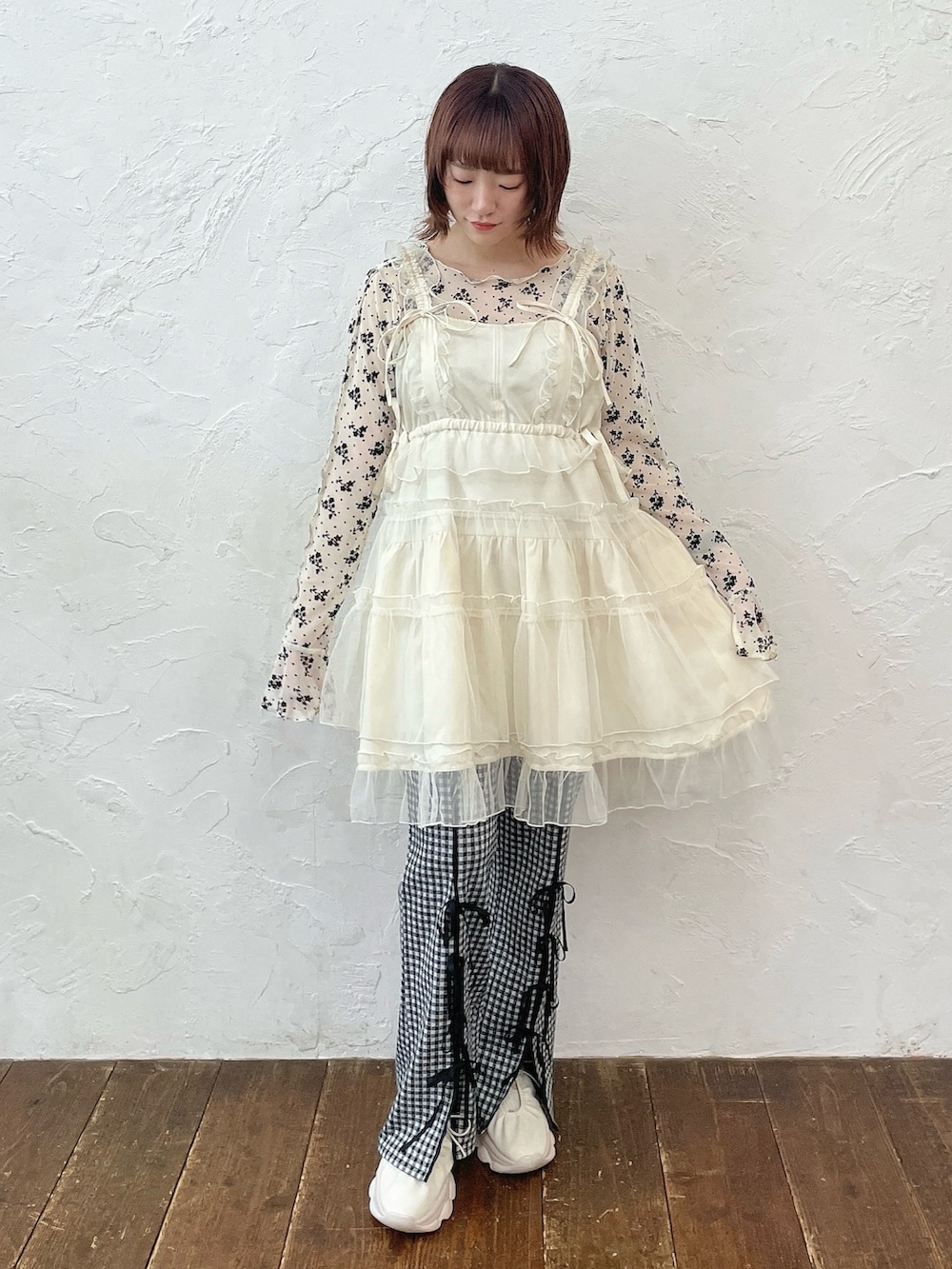 ホワイト系のTシャツ/カットソー、ホワイト系のワンピース、ブラック系のスラックスを着用したレディースの夏コーディネートの2枚目の写真