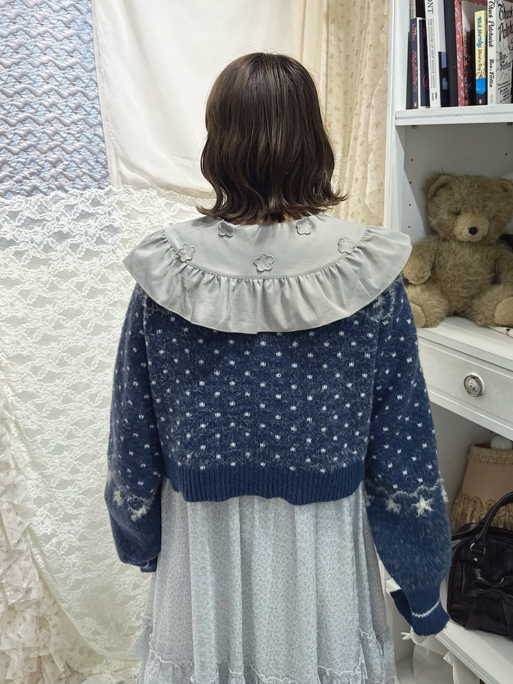 ブルー系のカーディガン/ボレロ、グレー系のシャツ/ブラウス、ブルー系のワンピースを着用したレディースの秋コーディネートの6枚目の写真
