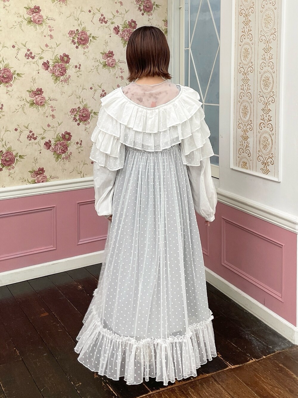 ホワイト系のシャツ/ブラウス、ホワイト系のTシャツ/カットソー、グレー系のワンピースを着用したレディースの夏コーディネートの4枚目の写真