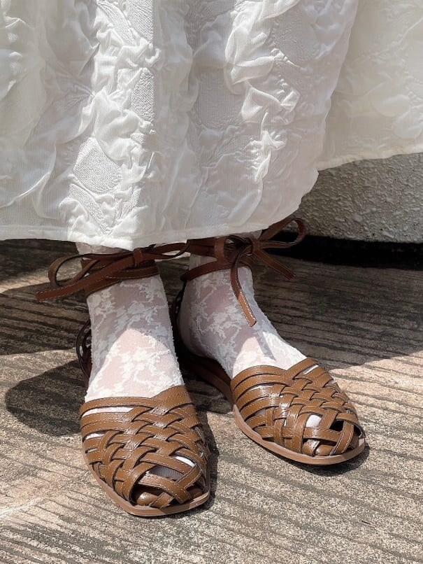 ピンク系のTシャツ/カットソー、ベージュ系のパンプス、パープル系のトートバッグを着用したレディースの夏コーディネートの6枚目の写真