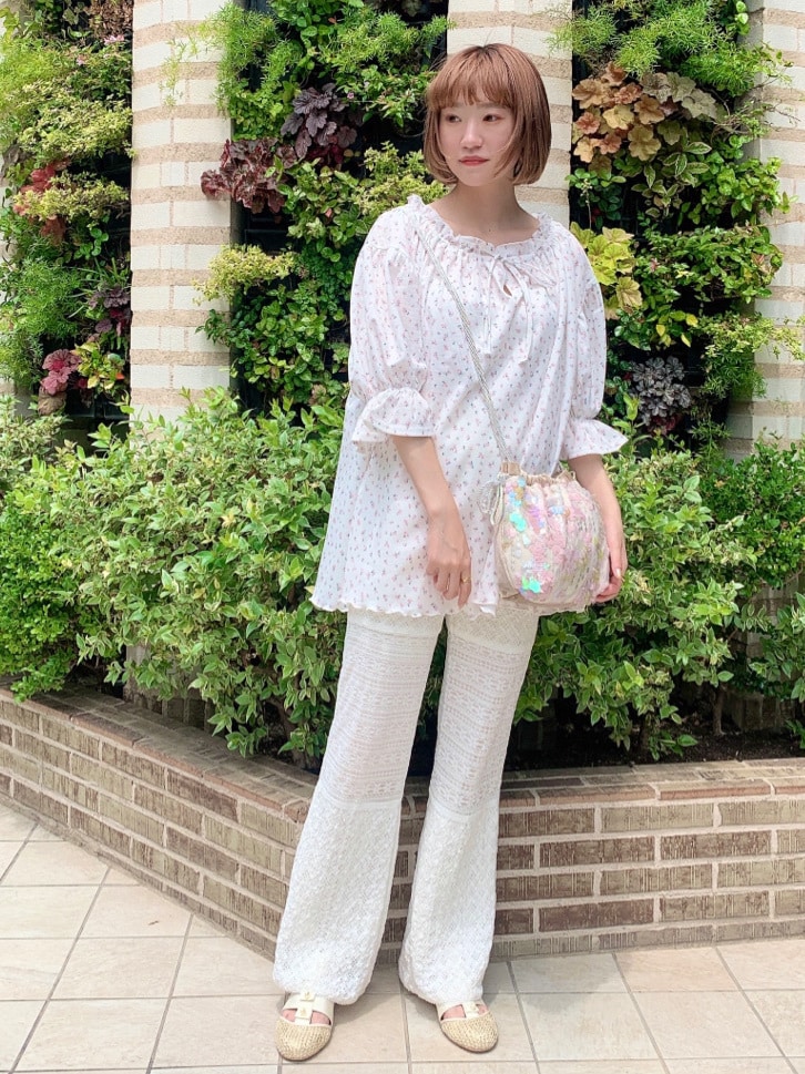 ベージュ系のパンプス、ホワイト系のその他パンツ、ホワイト系のTシャツ/カットソーを着用したレディースの夏コーディネートの2枚目の写真