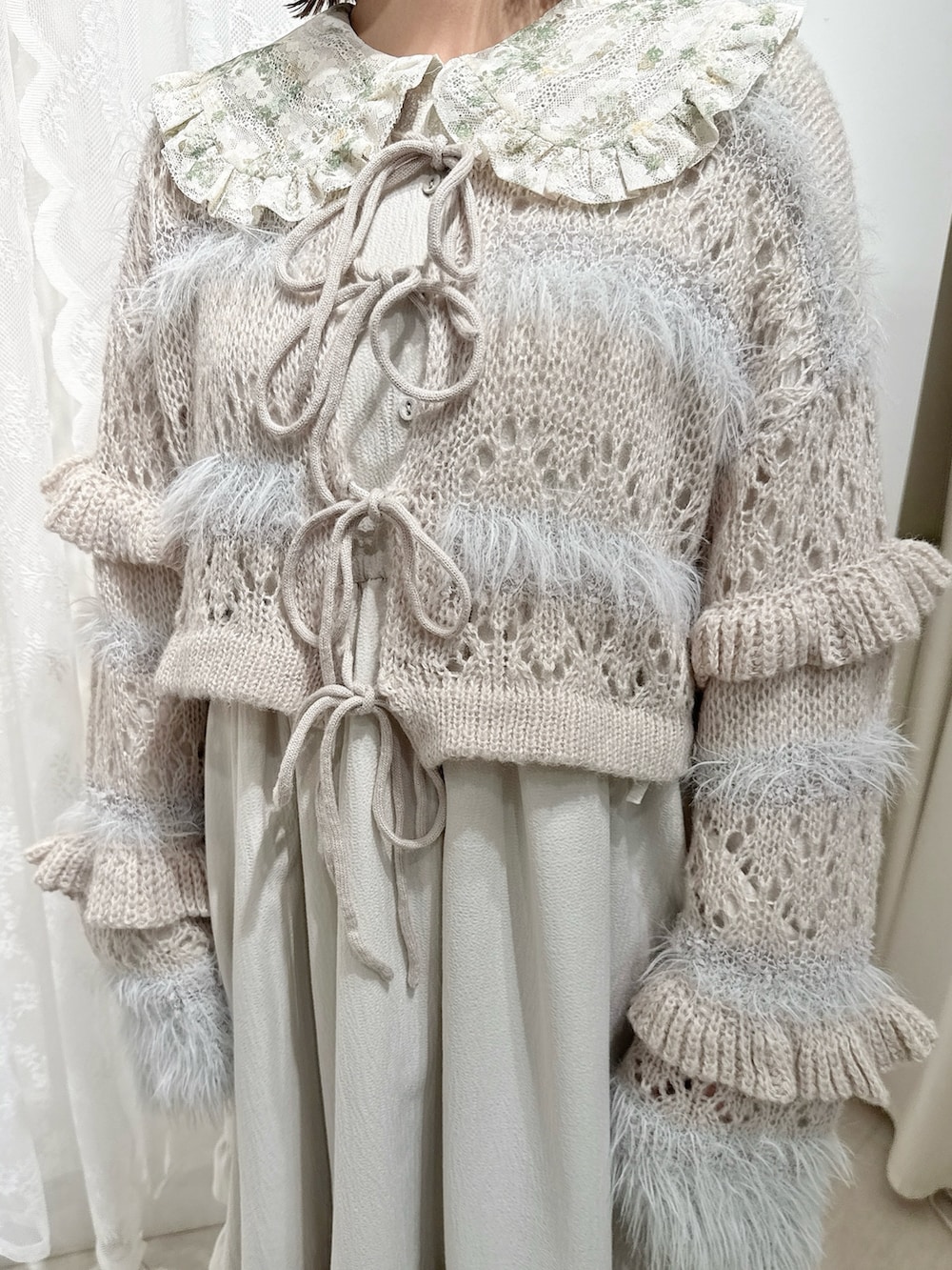 グレー系のカーディガン/ボレロ、グリーン系のワンピース、ベージュ系のローファーを着用したレディースの夏コーディネートの6枚目の写真