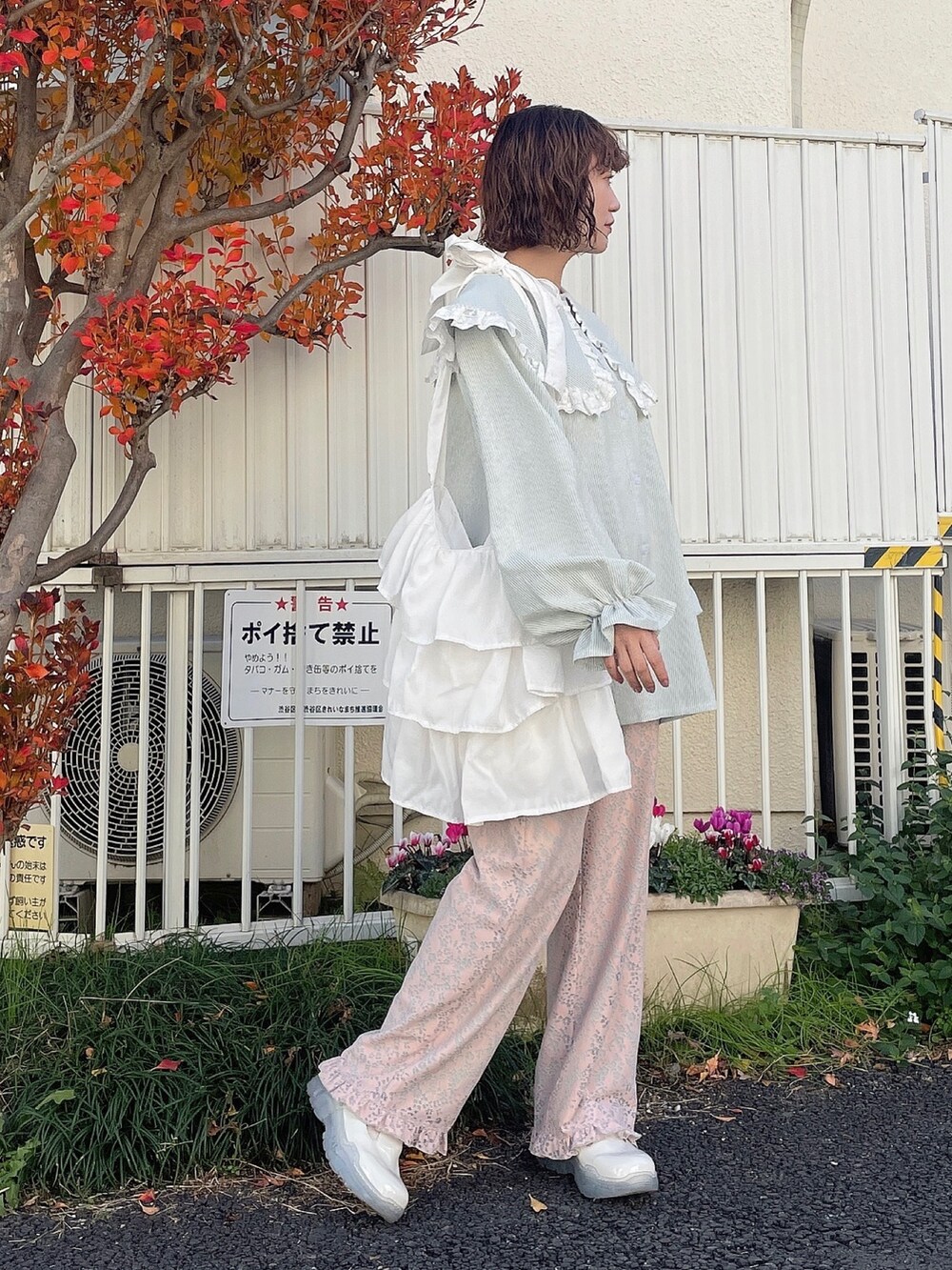 ホワイト系のトートバッグ、ピンク系のその他パンツ、グリーン系のシャツ/ブラウスを着用したレディースの冬コーディネートの4枚目の写真