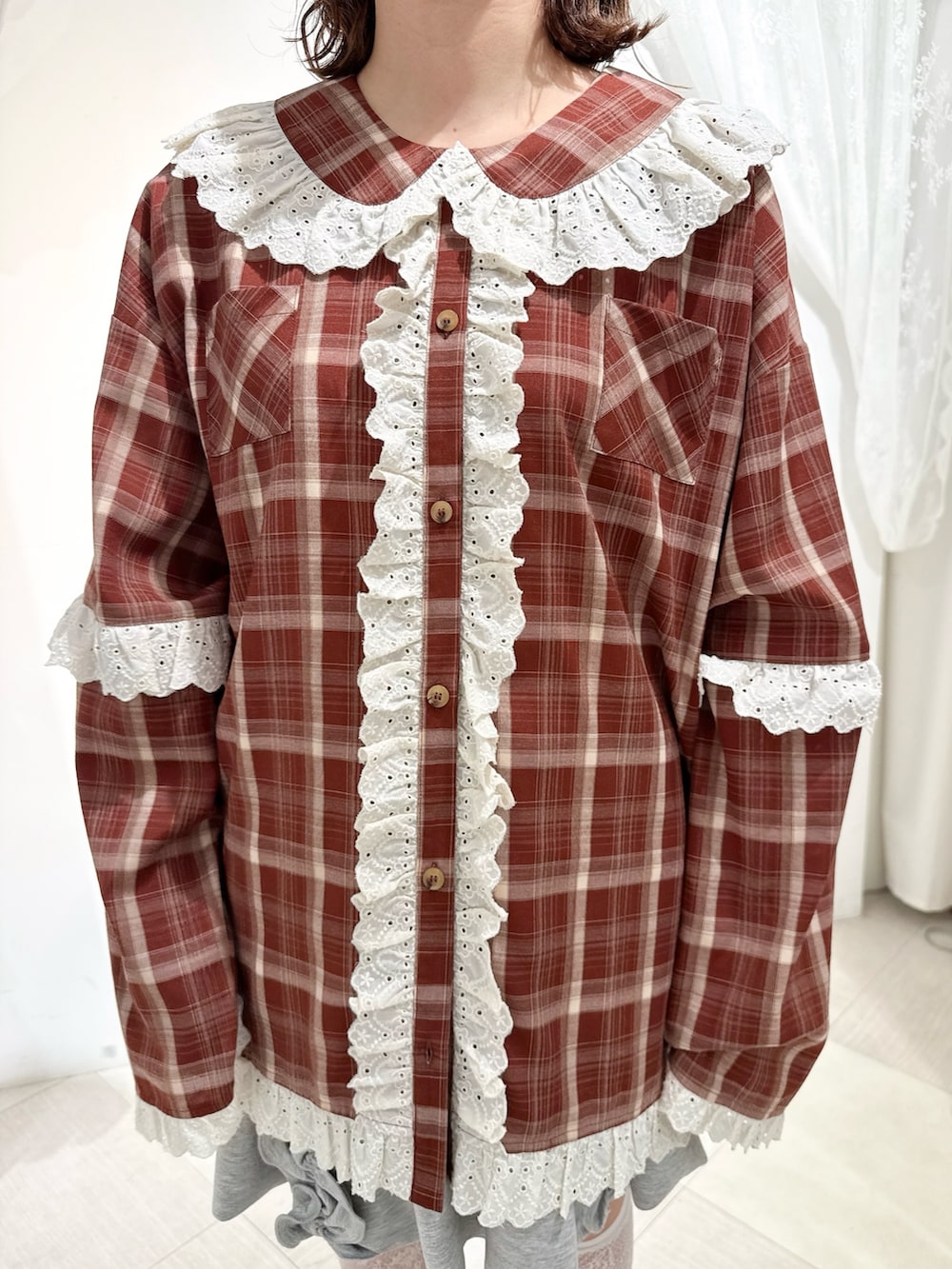 レッド系のシャツ/ブラウス、ベージュ系のショルダーバッグ、グレー系のスカートを着用したレディースの夏コーディネートの5枚目の写真