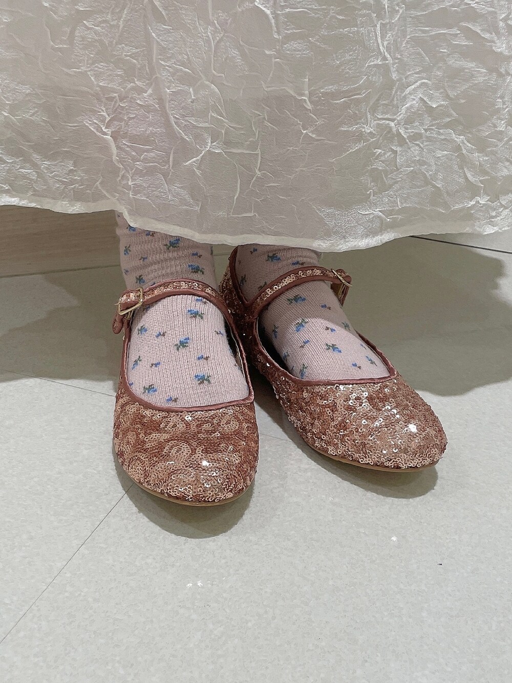 ピンク系のTシャツ/カットソー、ホワイト系のシャツ/ブラウス、ホワイト系のワンピースを着用したレディースの春コーディネートの9枚目の写真