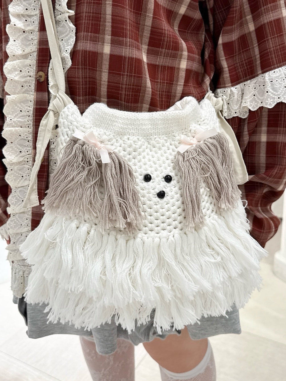 レッド系のシャツ/ブラウス、ベージュ系のショルダーバッグ、グレー系のスカートを着用したレディースの夏コーディネートの6枚目の写真