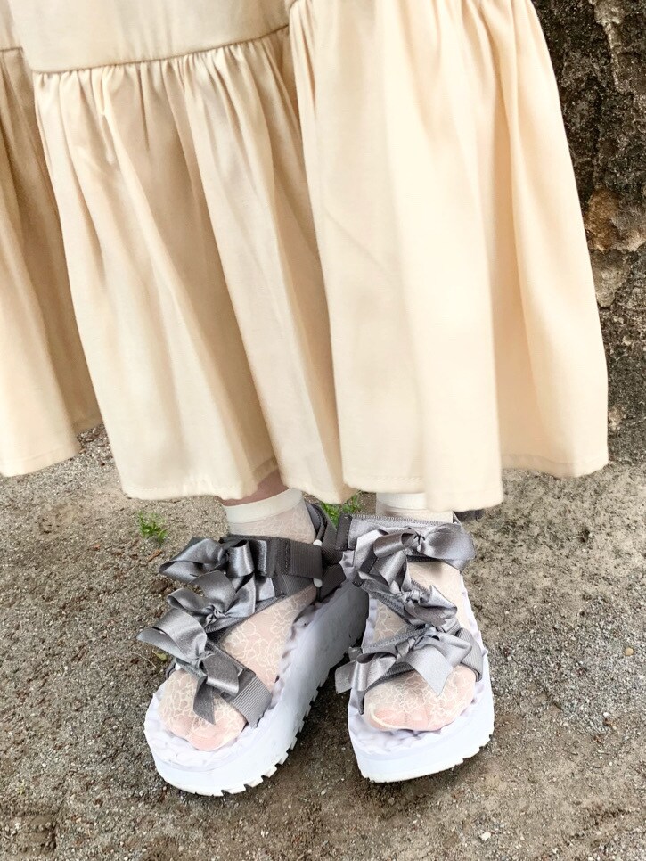 ホワイト系のワンピースを着用したレディースの春コーディネートの7枚目の写真