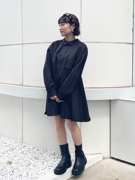 ブラック系のブーツ、ブラック系のワンピース、ブラック系のカチューシャを着用したレディースの夏コーディネートの2枚目の写真